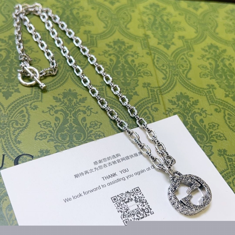 G*u*i necklaces